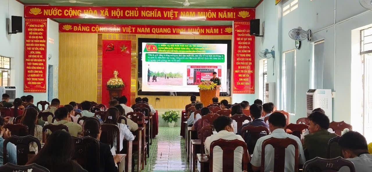 Đại biểu dự hội nghị nghe truyền đạt, quán triệt các chuyên đề